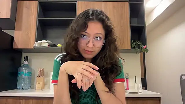 Snapshot of Alicatcua_ chatting on 07-02-26, 02:12 Alicatcua online show from 07-02-26, 02:12