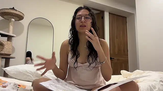 Snapshot of Alicatcua_ chatting on 07-17-26, 02:42 Alicatcua online show from 07-17-26, 02:42