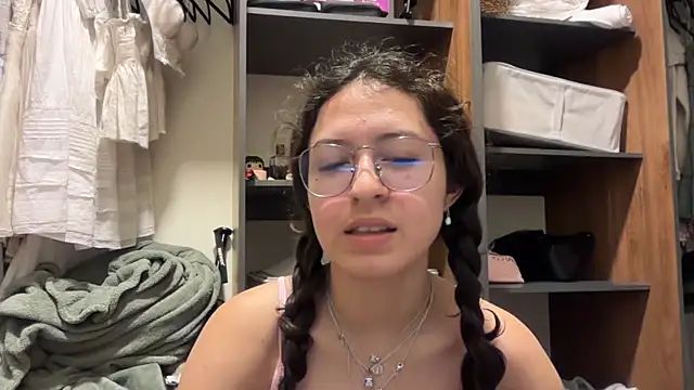 Snapshot of Alicatcua_ chatting on 06-11-26, 02:11 Alicatcua online show from 06-11-26, 02:11