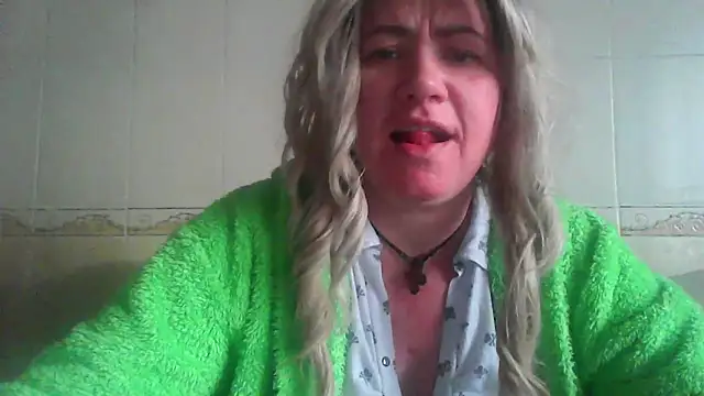 Snapshot of ClaireShannon chatting on 12-18-25, 01:15 ClaireShannon online show from 12-18-25, 01:15