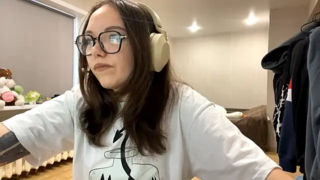 KerriMcbreen online show from 12-15-25, 03:45