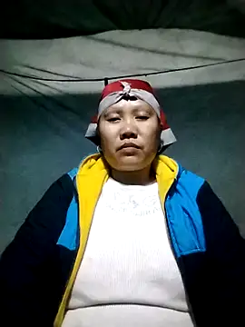 Snapshot of LeoPet2x chatting on 12-21-25, 11:23 LeoPet2x online show from 12-21-25, 11:23