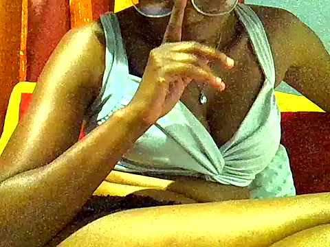 Snapshot of PreettyTee chatting on 04-16-26, 12:33 PreettyTee online show from 04-16-26, 12:33