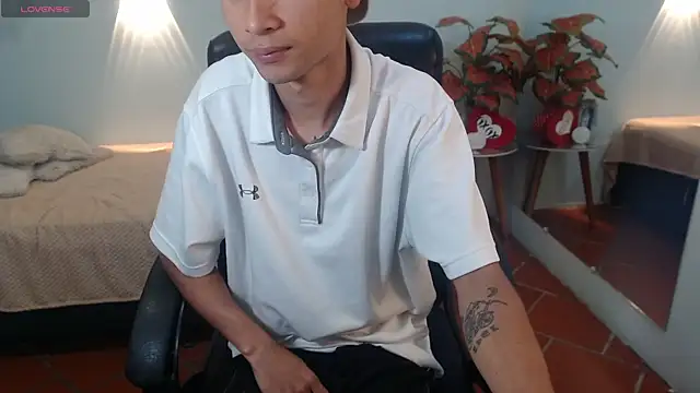 Snapshot of LucassSmith11 chatting on 12-04-25, 11:42 LucassSmith11 online show from 12-04-25, 11:42