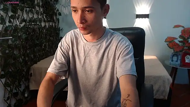 Snapshot of LucassSmith11 chatting on 01-12-26, 12:01 LucassSmith11 online show from 01-12-26, 12:01