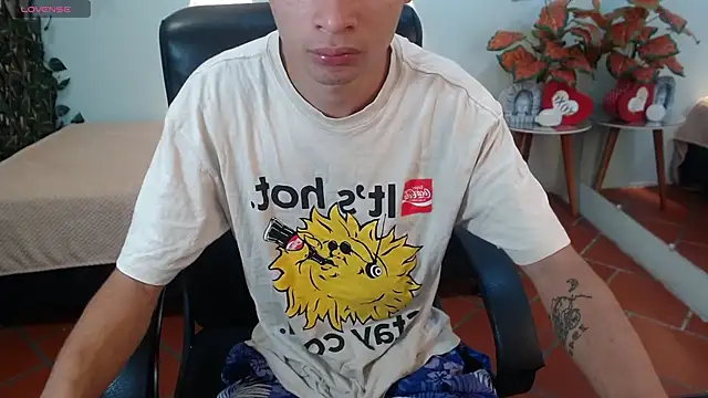 Snapshot of LucassSmith11 chatting on 12-01-25, 01:23 LucassSmith11 online show from 12-01-25, 01:23