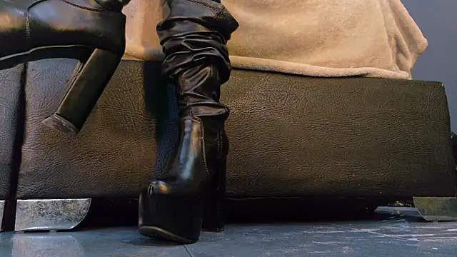 Snapshot of MilaDeRoux chatting on 02-19-26, 03:36 MilaDeRoux online show from 02-19-26, 03:36