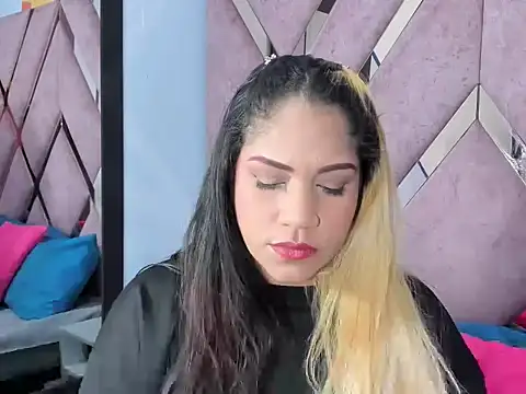 Snapshot of Faehlis__ chatting on 12-22-25, 04:23 Faehlis online show from 12-22-25, 04:23