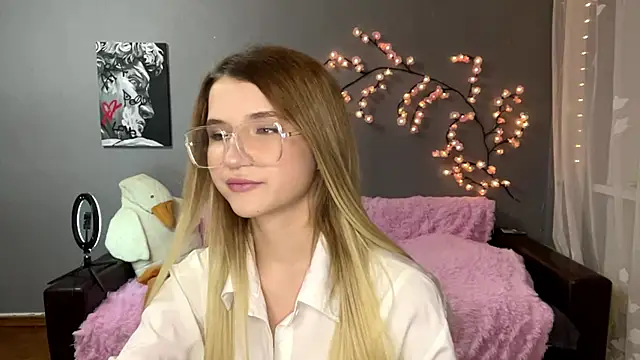 VikkiWittel online show from 12-14-25, 04:12