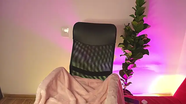 Snapshot of Julieta-8 chatting on 12-20-25, 03:20 Julieta-8 online show from 12-20-25, 03:20