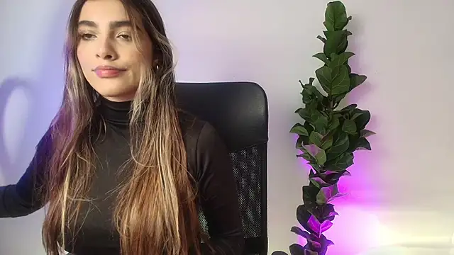 Snapshot of Julieta-8 chatting on 12-05-25, 12:43 Julieta-8 online show from 12-05-25, 12:43