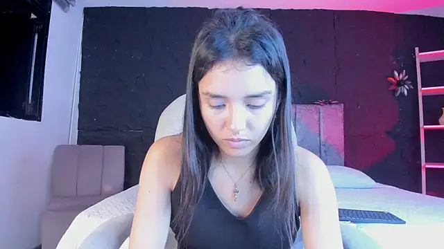 Snapshot of Cherrybombs_ chatting on 05-19-26, 04:30 Cherrybombs online show from 05-19-26, 04:30