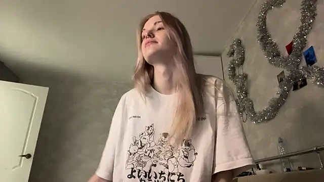 Snapshot of CelenFomes chatting on 12-19-25, 09:11 CelenFomes online show from 12-19-25, 09:11