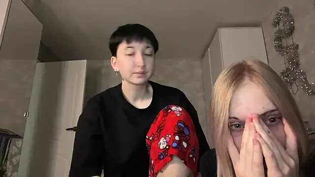 Snapshot of CelenFomes chatting on 12-22-25, 09:42 CelenFomes online show from 12-22-25, 09:42