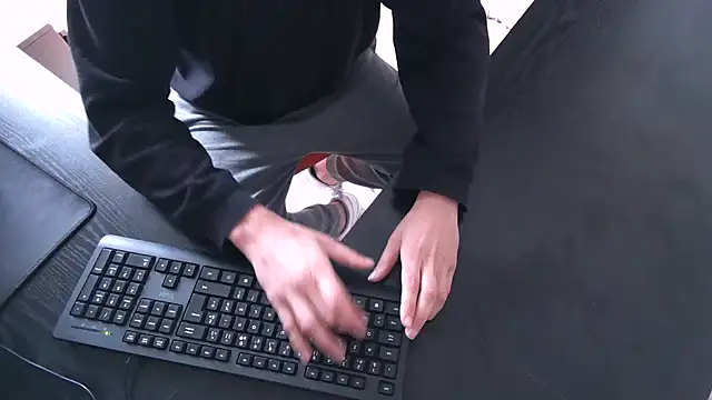 TRESBONNEBITE online show from 12-18-25, 02:32