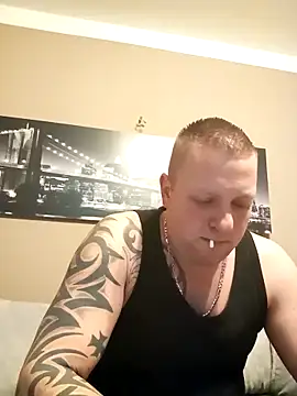 Snapshot of Chiemsee610 chatting on 12-17-25, 04:12 Chiemsee610 online show from 12-17-25, 04:12