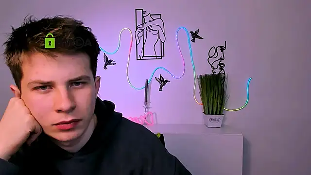 Snapshot of leo_valor chatting on 12-21-25, 07:10 leo valor online show from 12-21-25, 07:10