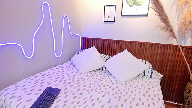 MIAROGGERSS online show from 03-19-26, 04:01