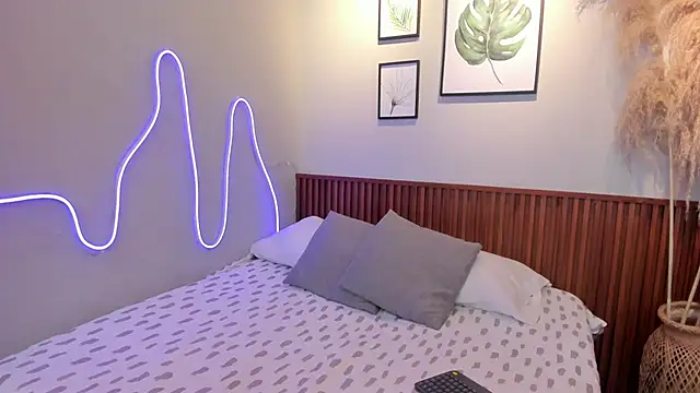 MIAROGGERSS online show from 02-21-26, 04:03