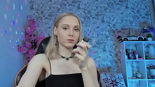 Gina Gina love online show from 04-18-26, 01:08