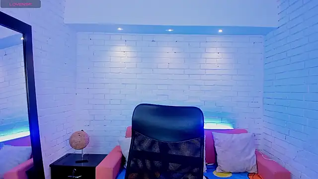 TiffanyHoustton online show from 02-25-26, 12:05