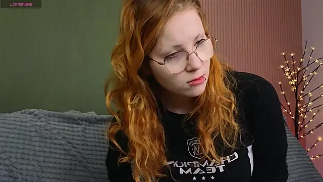 Snapshot of Sofie_Burn chatting on 12-15-25, 04:18 Sofie Burn online show from 12-15-25, 04:18