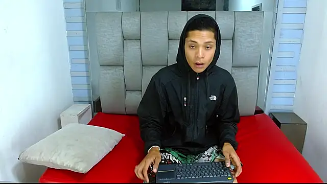 Snapshot of Axel_Marcu chatting on 12-05-25, 01:10 Axel Marcu online show from 12-05-25, 01:10