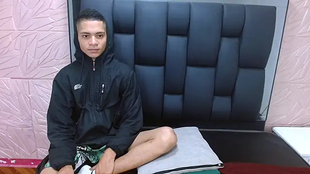 Snapshot of Axel_Marcu chatting on 12-19-25, 01:35 Axel Marcu online show from 12-19-25, 01:35