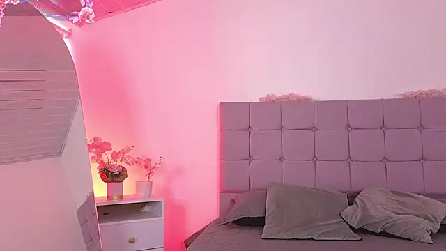 DulceRouss online show from 12-18-25, 11:47