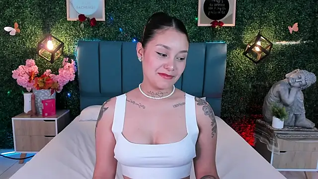 Snapshot of GabyyCute_ chatting on 12-19-25, 03:43 GabyyCute online show from 12-19-25, 03:43