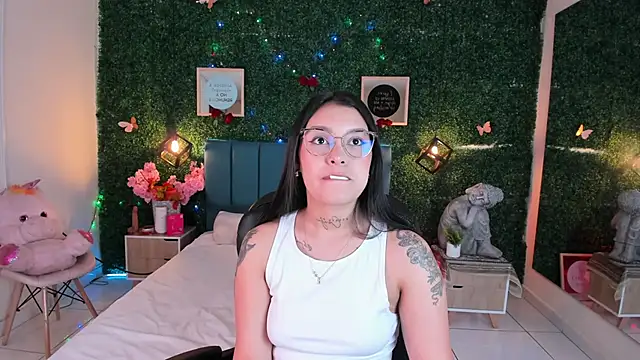 Snapshot of GabyyCute_ chatting on 12-17-25, 03:22 GabyyCute online show from 12-17-25, 03:22