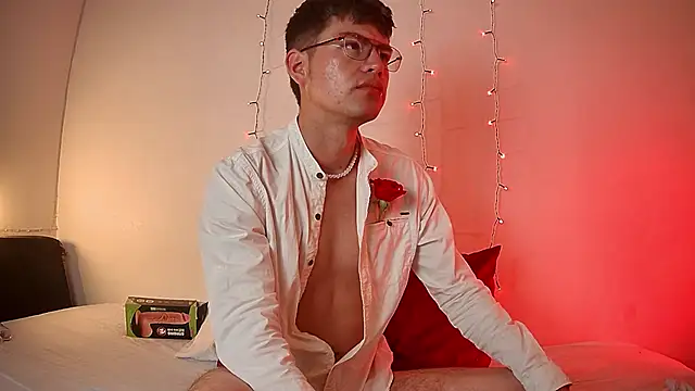 Snapshot of nicolatinboy chatting on 02-15-26, 10:09 nicolatinboy online show from 02-15-26, 10:09