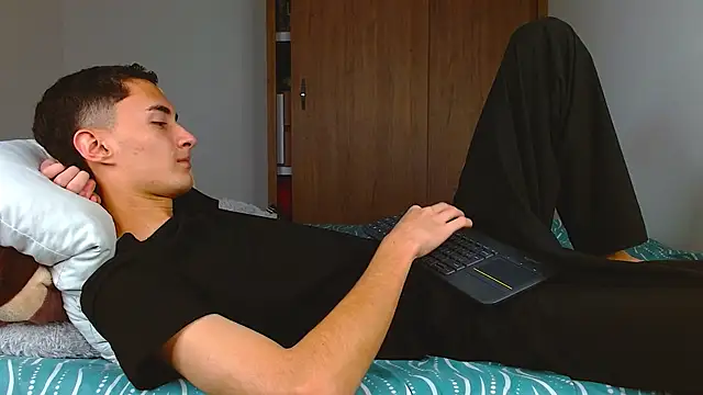 Snapshot of wal_jones chatting on 12-17-25, 03:22 wal jones online show from 12-17-25, 03:22