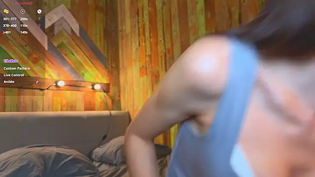 Elizwise online show from 12-19-25, 03:21