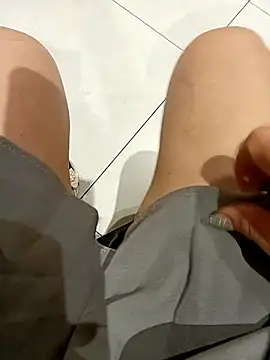 Snapshot of Baby-Linh chatting on 12-17-25, 04:28 Baby-Linh online show from 12-17-25, 04:28