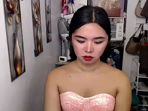 Snapshot of voganmarie chatting on 07-13-26, 06:02 voganmarie online show from 07-13-26, 06:02