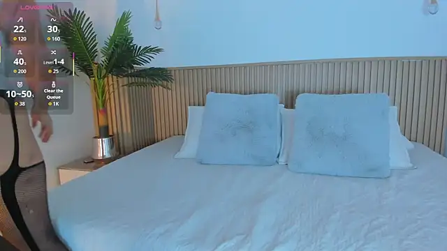 Lily Cole27 online show from 12-19-25, 11:45