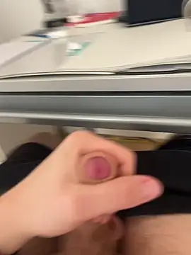 hannes256102 online show from 04-11-26, 03:49