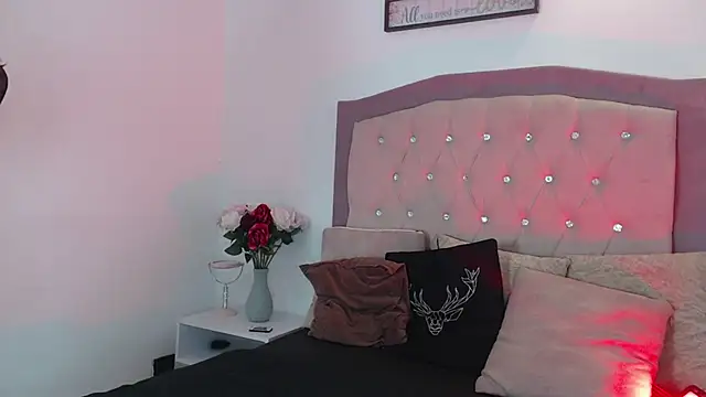 Isabella Roouse online show from 12-15-25, 01:06