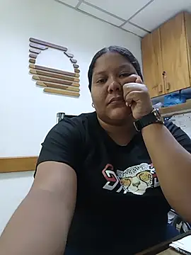 Snapshot of VaneandRossy chatting on 05-31-26, 01:06 VaneandRossy online show from 05-31-26, 01:06