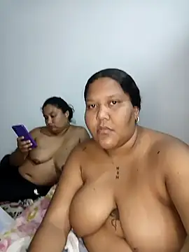 Snapshot of VaneandRossy chatting on 05-14-26, 12:46 VaneandRossy online show from 05-14-26, 12:46