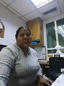 Snapshot of VaneandRossy chatting on 05-16-26, 10:03 VaneandRossy online show from 05-16-26, 10:03