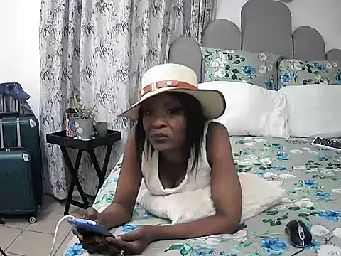 Snapshot of DivineEbonyGrace chatting on 12-21-25, 08:16 DivineEbonyGrace online show from 12-21-25, 08:16