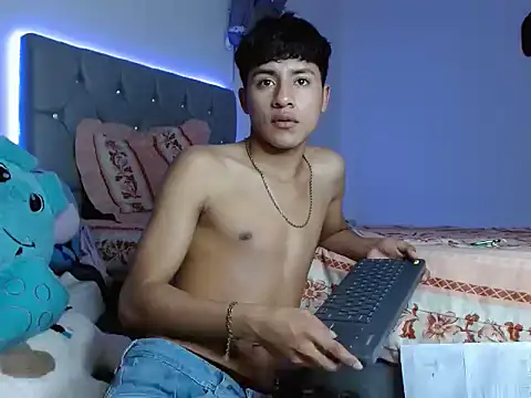 Snapshot of Sebas_Ross04 chatting on 12-23-25, 02:44 Sebas Ross04 online show from 12-23-25, 02:44