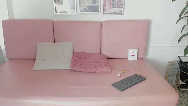 Pamela SkinnySexy online show from 12-22-25, 01:00