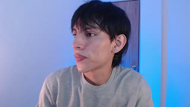 Snapshot of andrew_courtzz chatting on 05-21-26, 06:38 andrew courtzz online show from 05-21-26, 06:38