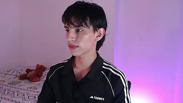 Snapshot of andrew_courtzz chatting on 05-17-26, 07:36 andrew courtzz online show from 05-17-26, 07:36