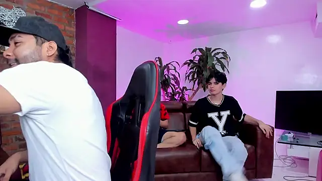 HotThreesoome online show from 02-05-26, 12:23