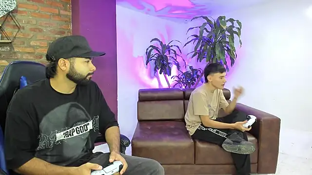 HotThreesoome online show from 12-18-25, 12:53