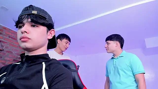 HotThreesoome online show from 04-08-26, 02:51